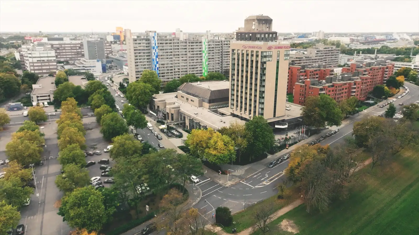 Het Crowne Plaza Düsseldorf-Neuss vanuit de lucht
