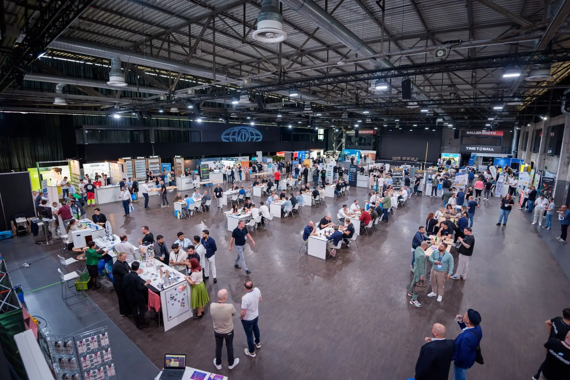 Blick von oben in die volle Messehalle