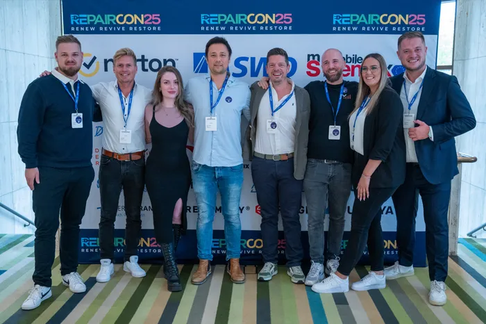 Cały zespół REPAIRCON przed ścianą sponsorów REPAIRCON25